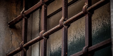 Finestra carcere libera da Pixabay