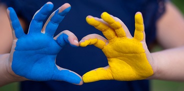 Bambino mani colorate Ucraina