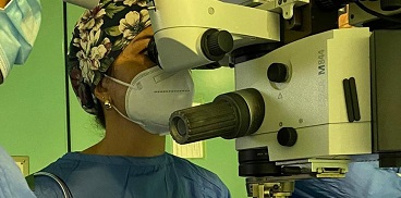Oculistica Un intervento al microscopio